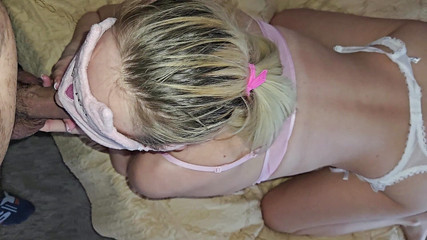 Femme arabe baisée par un voisin français plus âgé au lit après le dîner