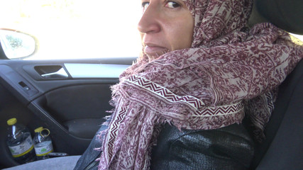 Une musulmane turque branle un Américain pervers dans sa voiture