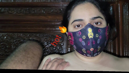 Baiser la femme Dasi avec des seins et une chatte chauds