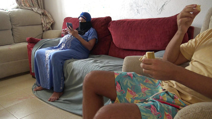 La belle-mère musulmane est choquée ! Je sors mon énorme bite pour une éjaculation surprise !