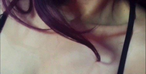 La chienne parle à son amant en direct en présence de son mari errant