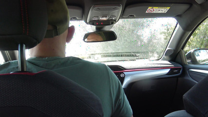 Une jeune fille algérienne s'est enfuie de son beau-fils et veut baiser le chauffeur de taxi