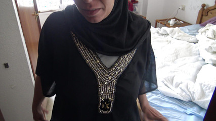 Une femme musulmane est une pute et baise un allemand sans préservatif