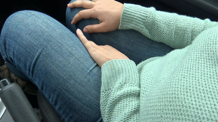 Une Algérienne a des relations sexuelles avec un homme plus âgé dans sa voiture dans la banlieue de Marseille