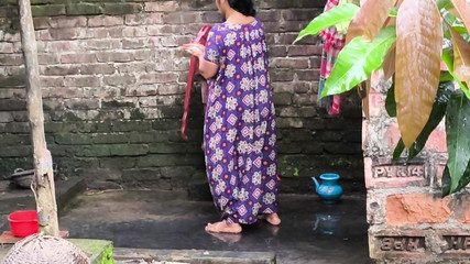 J'ai vu ma belle-tante en prenant un bain, je l'ai serrée dans mes bras et j'ai commencé à baiser