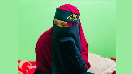 Jeune belle-tante aime le sexe dur et brutal