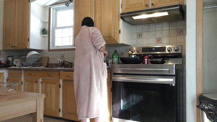 Femme arabe faite maison en levrette baise dans la cuisine