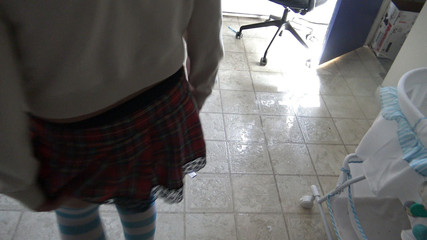 Une étudiante musulmane britannique touche Dick pour la première fois