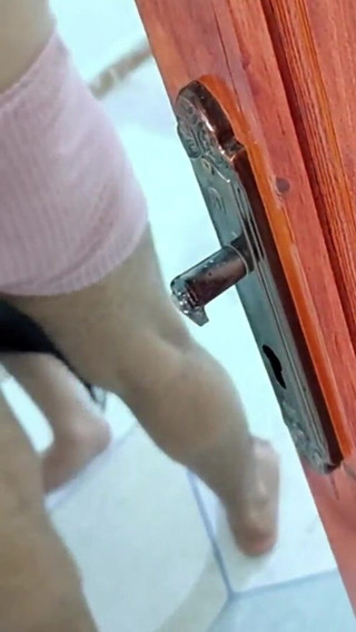 Un mari arabe cocu jouit en regardant sa femme se faire baiser par la BBC