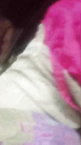 Demi-soeur et demi-frère baisent pendant la nuit au lit à la maison