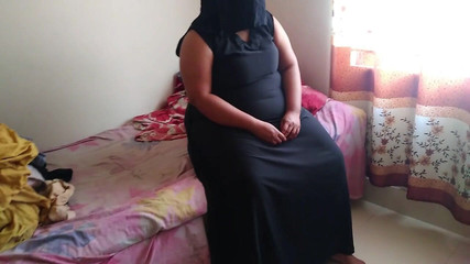 Desi Muslim baisée par son beau-fils alors qu'elle était seule au lit