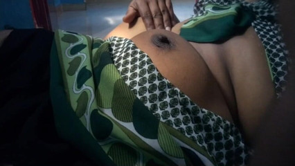 Seins chauds tamouls sucent une belle-tante musulmane