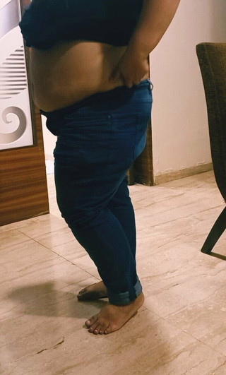 Petite amie indienne BBW se déshabillant avant d'aller au bain