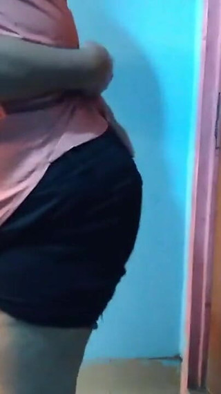 Une fille arabe se masturbe dans une salle de classe alors qu'il n'y a personne, juste à ce moment-là, un mec vient lui faire une baise brutale