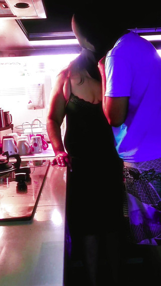 Belle belle-mère aux gros seins hijab laisse son beau-fils jouir dans la chatte