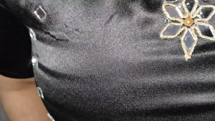 Un docteur gifle la chatte de son client excité