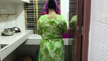 Je vois soudain ma belle-tante faire la vaisselle dans la maison