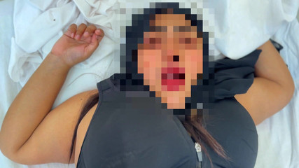 Belle-mère arabe musulmane et beau-fils partagent le lit à l'hôtel !