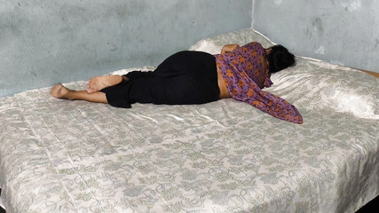 Le demi-frère a obligé sa demi-soeur à s'allonger sur le tapis, a inséré sa grosse bite dans sa chatte et l'a baisée durement