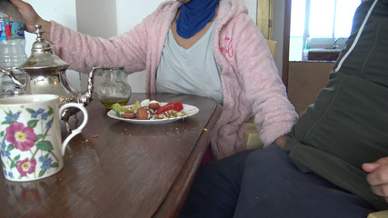 Une arabe mature est séduite par son beau-fils pour toucher sa grosse bite