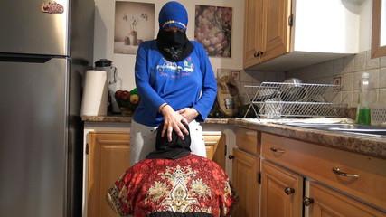 Une femme arabe amateur marocaine triche avec une lesbienne égyptienne