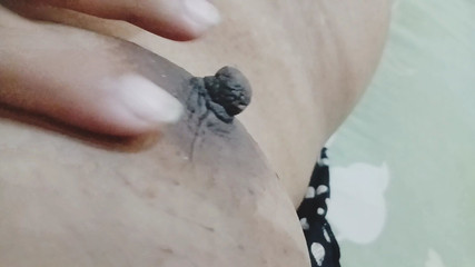 Mon copain m'a laissé tranquille, j'ai commencé à me masturber devant ma chatte chaude