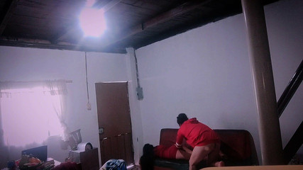 Vénézuélienne chaude allongée sur le canapé et son partenaire et elle baise très riche