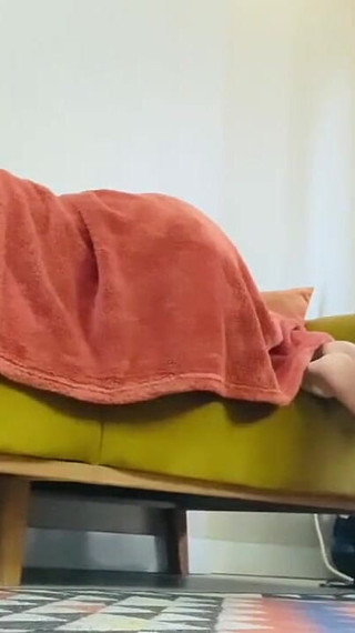 Beau-fils jouit sur mes pieds