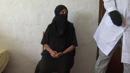 Une épouse musulmane irakienne est choquée lorsqu'elle rend visite à un médecin africain à Londres