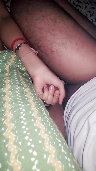 Belle-mère bangladaise montrant ses gros seins pour l'aimer baise