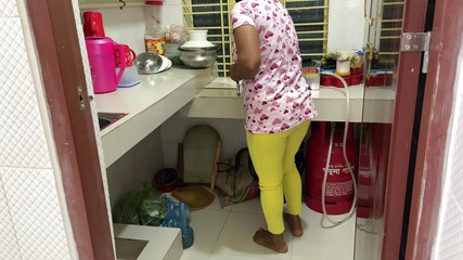 Je vois ma belle-tante entrer dans la cuisine et faire le ménage, je l'ai serrée dans mes bras et j'ai commencé à baiser