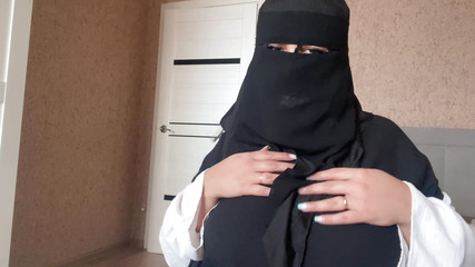 Une fille syrienne en hijab en culotte rose montre ses trous