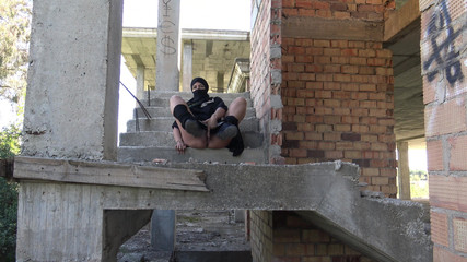 Femme musulmane excitée se masturbe en plein air
