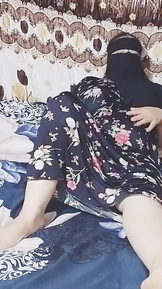 Jasmine Ok du docteur Kareem, je dis que je suis très sexy et que mon mari voyage