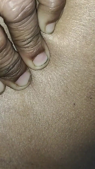 Femme au foyer mature pakistanaise prenant deux concombres dans son trou du cul serré et sa chatte large