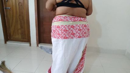 Un voisin baise un musulman Desi de 55 ans pendant qu'il nettoie la maison