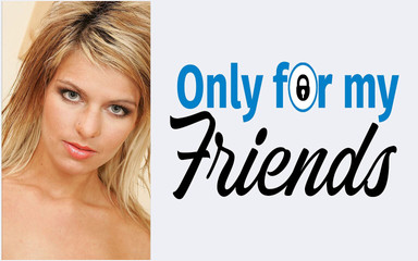 Premier porno d'une salope aux cheveux noirs baise avec des jouets sexuels dans la chatte et se touche avec les doigts