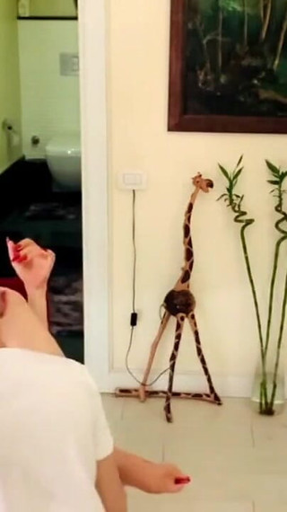 Mon beau-fils me montre sa bite après l'avoir puni