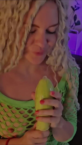 MILF blonde se masturbe avec des courgettes