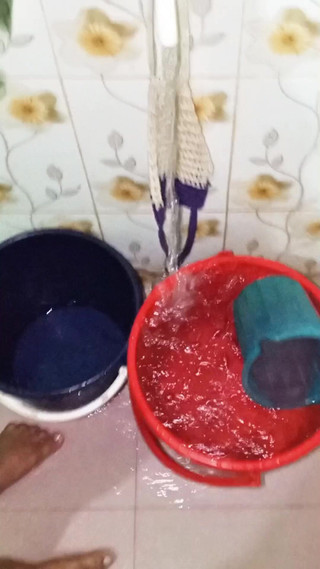 J'ai baisé Sally dans la salle de bain pendant le bain