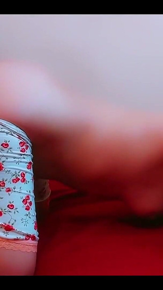 Un corps chaud arabe de la boîte de nuit rentre à la maison avec un homme qu'elle rencontre pour la baiser et le laisser jouir en elle