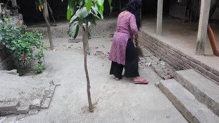 Ma belle-tante nettoyait la cour. mais je l'ai serré dans mes bras, je l'ai mis dans le cul de ma belle-tante et j'ai commencé à le baiser anal