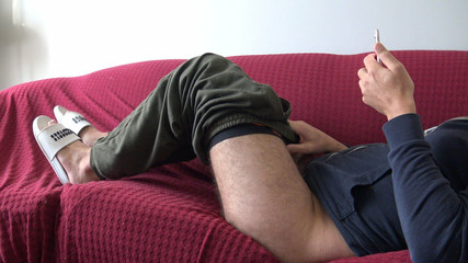 Belle-mère aux gros seins surprise par son beau-fils en train de regarder du porno hardcore