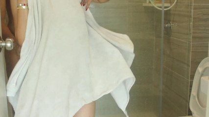Sexe dans la salle de bain, une fille musulmane arabe sexy et sexy