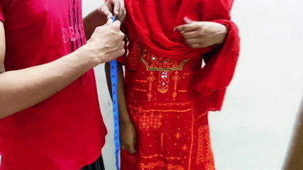 La chaude bengali Bavhi s'est fait baiser par un tailleur de robe