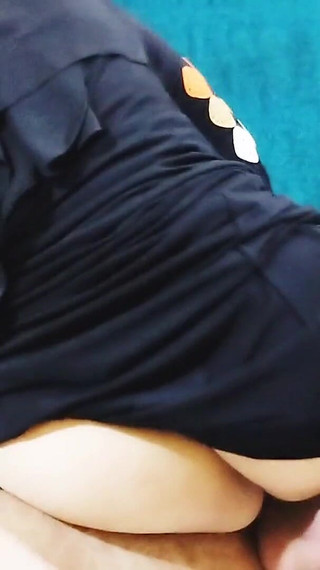 Le directeur du collège baise la bonne