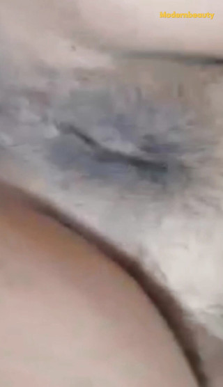 Desi Mature Girl montrant ses beaux seins et sa chatte pendant qu'elle est seule dans la chambre