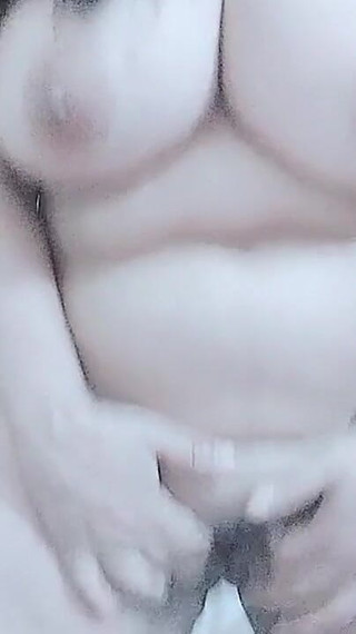 Layla, une Bangladaise sensuelle, se lance dans une exploration intime