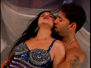 Belle ado latine prend une énorme bite latine