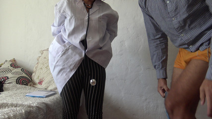 Ce médecin turc est choqué !!! Je sors ma grosse bite devant elle.